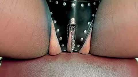 Snapshot of melania_browis chatting on October 19, 1:23 pm Melania online show from October 19, 1:23 pm