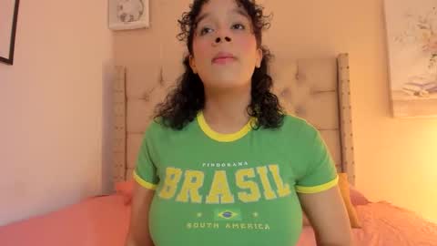 Snapshot of melania_xtreme chatting on December 18, 2:39 am melania_xtreme online show from December 18, 2:39 am