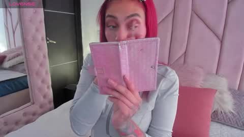 Snapshot of melanie_roux_ chatting on November 4, 12:04 pm Melanie roux online show from November 4, 12:04 pm