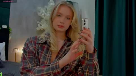 Melanie online show from November 22, 1:04 am