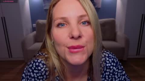 Snapshot of melaniebennett chatting on May 21, 6:53 am Melanie Bennett online show from May 21, 6:53 am