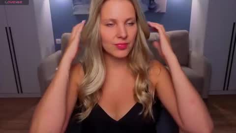 Snapshot of melaniebennett chatting on June 11, 7:17 am Melanie Bennett online show from June 11, 7:17 am