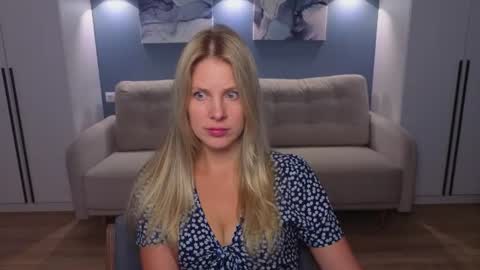 Melanie Bennett online show from July 25, 12:03 pm