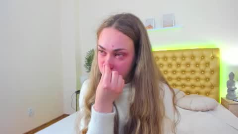 Snapshot of melaniecutys chatting on March 30, 5:19 am Melania online show from March 30, 5:19 am