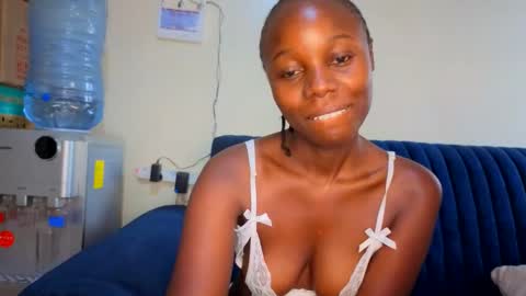 Snapshot of melanin_sassy96 chatting on April 19, 5:18 am bad lil shawry online show from April 19, 5:18 am