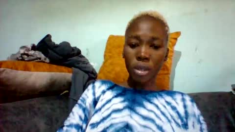 melaninndriping online show from October 31, 8:04 am