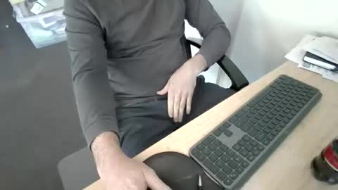Snapshot of melbguy_075 chatting on May 1, 4:39 am melbguy_075 online show from May 1, 4:39 am