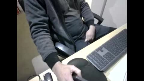 Snapshot of melbguy_075 chatting on May 15, 10:00 am melbguy_075 online show from May 15, 10:00 am