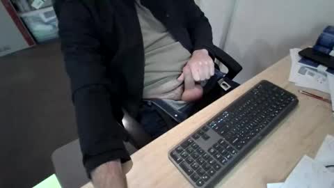 Snapshot of melbguy_075 chatting on May 27, 3:36 am melbguy_075 online show from May 27, 3:36 am
