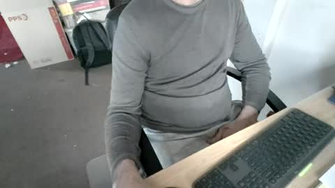 Snapshot of melbguy_075 chatting on August 3, 3:16 am melbguy_075 online show from August 3, 3:16 am