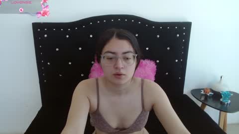 Snapshot of meli_taylorx chatting on December 4, 2:26 pm Azul online show from December 4, 2:26 pm