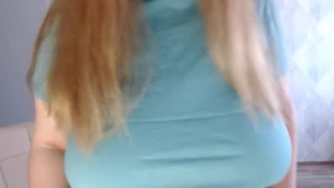 Snapshot of melina_beauty chatting on October 15, 7:19 am Melina online show from October 15, 7:19 am