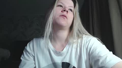 Melissa  Ray online show from December 10, 7:00 pm