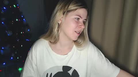 Melissa  Ray online show from December 17, 6:31 pm