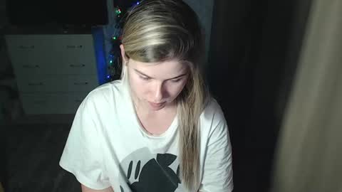 Melissa  Ray online show from December 18, 1:34 pm