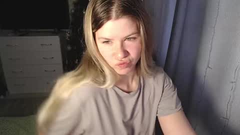 Melissa  Ray online show from January 16, 8:22 am