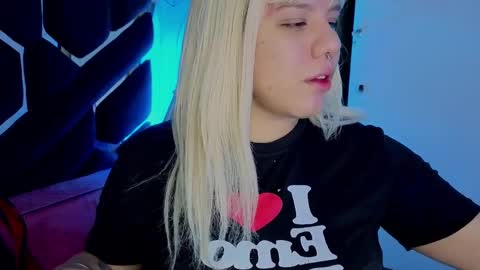 Snapshot of melissa_adamsxxx chatting on March 28, 7:02 pm Lissa online show from March 28, 7:02 pm