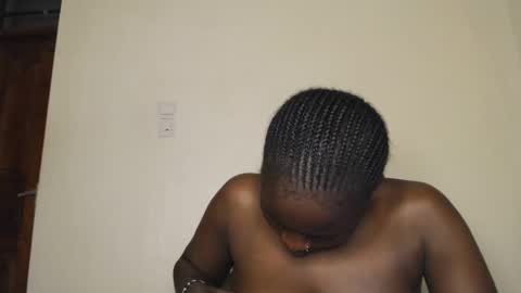 Snapshot of mellanin_pretty_ chatting on February 17, 8:15 pm . online show from February 17, 8:15 pm