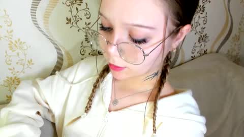 MelMooon online show from October 10, 9:14 pm