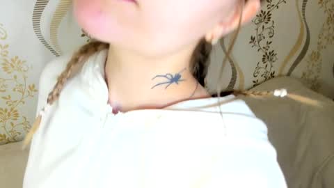 MelMooon online show from October 11, 12:04 pm