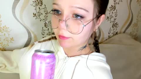 MelMooon online show from October 13, 1:44 pm