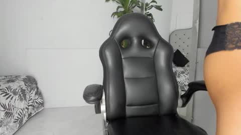 Snapshot of melodi_20 chatting on November 23, 11:21 am Melodi online show from November 23, 11:21 am