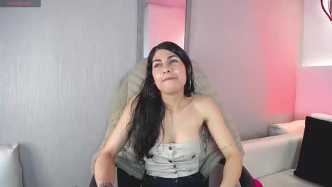 Snapshot of melodiroux_ chatting on February 24, 2:04 pm Melodi online show from February 24, 2:04 pm