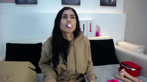 Snapshot of melodiroux_ chatting on April 7, 1:44 pm Melodi online show from April 7, 1:44 pm