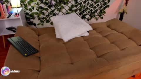 Snapshot of melody_cute10 chatting on February 27, 2:43 pm melody_cute10 online show from February 27, 2:43 pm