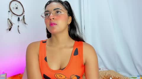 Snapshot of melodymoore_ chatting on May 15, 10:39 pm Melody online show from May 15, 10:39 pm