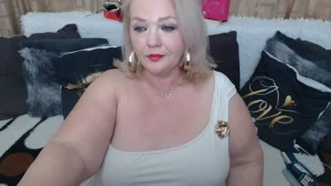 Snapshot of melyssamilfxxx chatting on April 17, 3:53 am melyssamilfxxx online show from April 17, 3:53 am