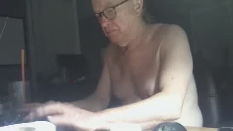 Snapshot of memberjames chatting on January 10, 5:37 am I am usually high and horny...lol online show from January 10, 5:37 am