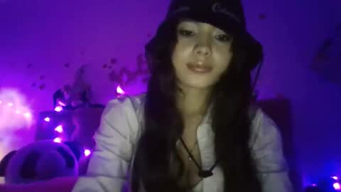 Snapshot of mena_hicks chatting on December 3, 11:03 pm Heart online show from December 3, 11:03 pm