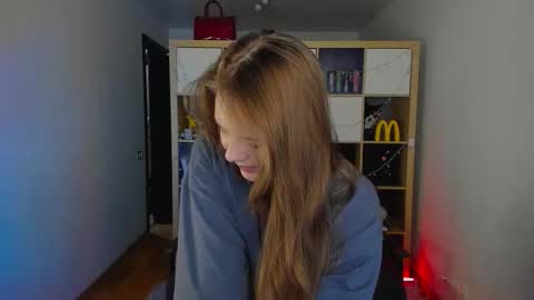 Snapshot of meow_k1tty chatting on February 25, 4:33 am Flora Next stream November 17th at 6 GMT online show from February 25, 4:33 am