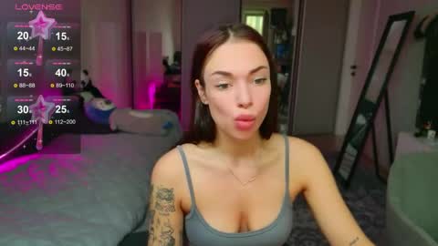 Snapshot of meow_moore chatting on May 7, 2:17 am Megan online show from May 7, 2:17 am