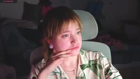 Snapshot of meowki4 chatting on December 1, 2:55 pm meowme online show from December 1, 2:55 pm