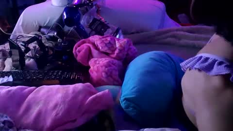 gurlnips online show from January 22, 10:29 am