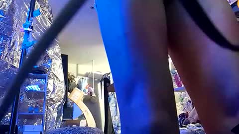 gurlnips online show from December 18, 7:36 am