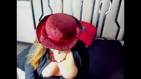 Snapshot of meriland_hh chatting on May 12, 5:04 am Meriland online show from May 12, 5:04 am