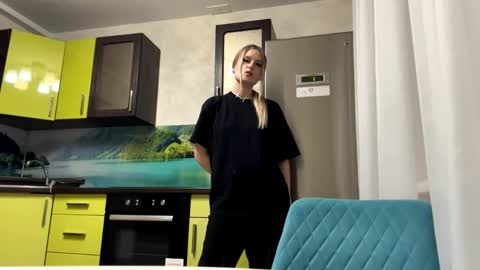 Snapshot of merrileesmoldt chatting on May 31, 6:31 pm Stefani online show from May 31, 6:31 pm
