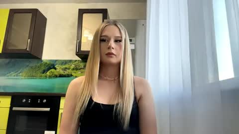 Snapshot of merrileesmoldt chatting on June 2, 1:24 pm Stefani online show from June 2, 1:24 pm