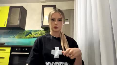 Snapshot of merrileesmoldt chatting on June 6, 12:43 pm Stefani online show from June 6, 12:43 pm