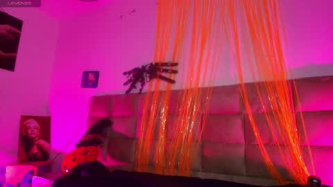 Emi online show from October 15, 7:25 pm