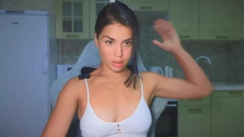 Mia online show from September 17, 7:04 pm