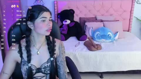 Mia online show from May 22, 4:01 pm
