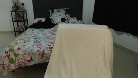 mia online show from December 6, 6:04 am