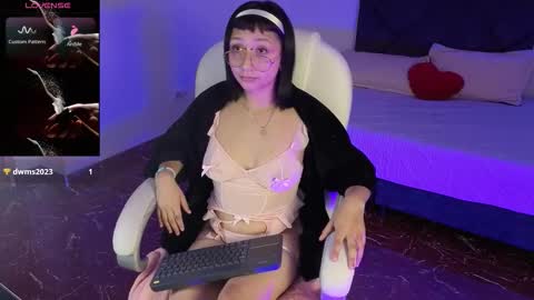 mia online show from February 9, 5:00 am