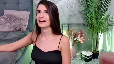 Snapshot of mia_carter99 chatting on December 6, 10:08 pm Freya Allen online show from December 6, 10:08 pm