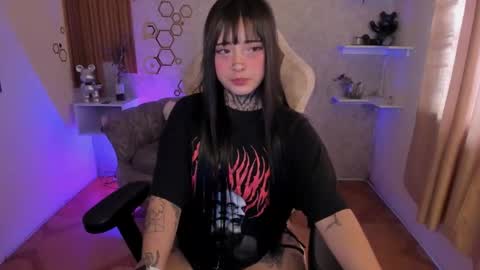 Mia online show from November 15, 5:09 pm