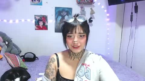Snapshot of mia_cat05 chatting on June 5, 6:52 am Mia online show from June 5, 6:52 am